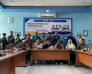 250 mushaf Al-Qur’an kepada LDK PD Muhammadiyah Kota Sukabumi