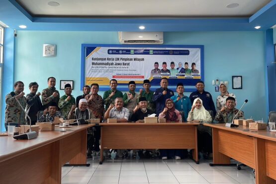 250 mushaf Al-Qur’an kepada LDK PD Muhammadiyah Kota Sukabumi