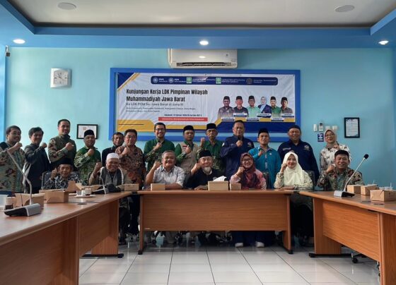 250 mushaf Al-Qur’an kepada LDK PD Muhammadiyah Kota Sukabumi
