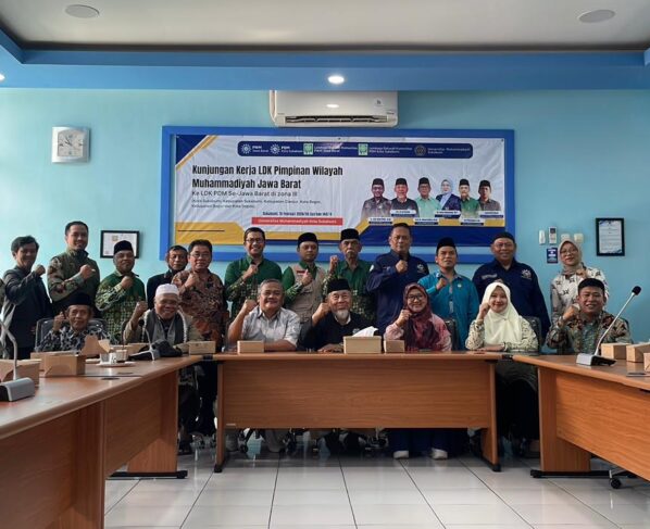 250 mushaf Al-Qur’an kepada LDK PD Muhammadiyah Kota Sukabumi